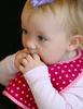BUILT Mess Mate - 2 śliniaki dla dzieci (Baby Pink Mini Dots)