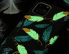 Kingxbar Forest świecące w ciemności etui ozdobione oryginalnymi Kryształami Swarovskiego iPhone 11 Pro wielokolorowy (Feather)